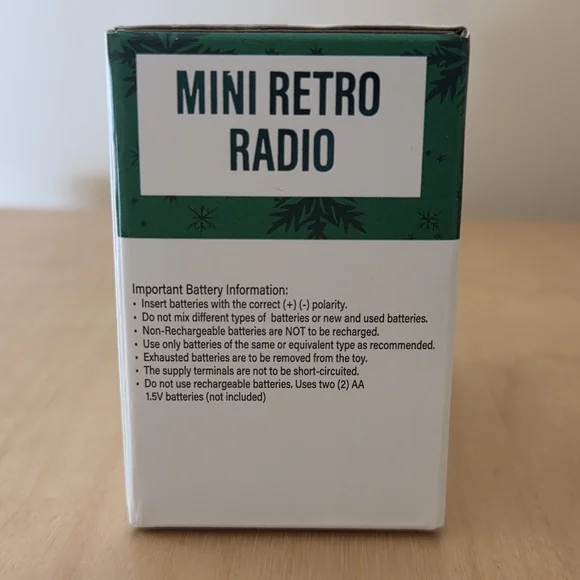 NWT Portable Mini Retro Radio - Picture 4 of 8